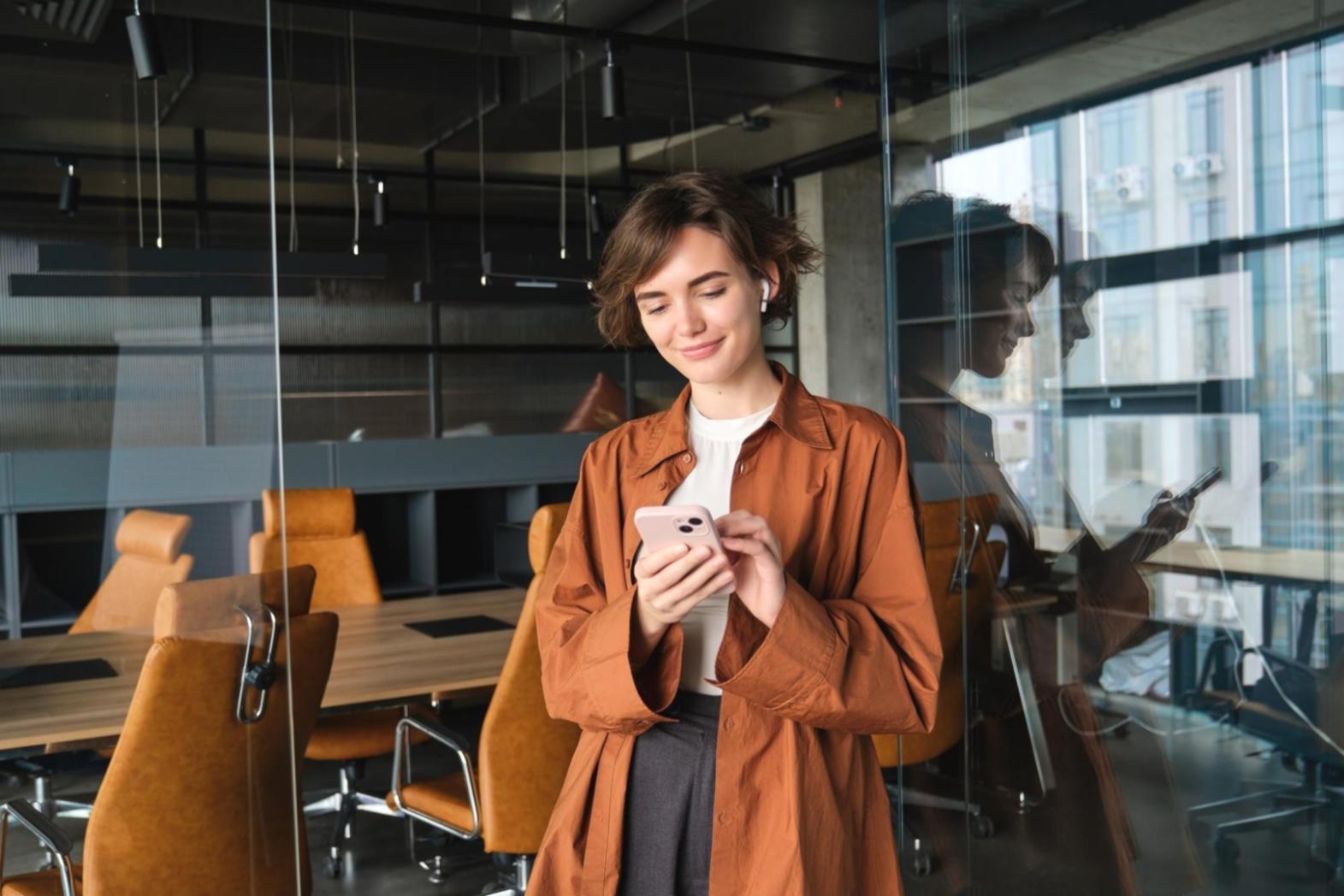 Evening class session with financial charts displayed on screen